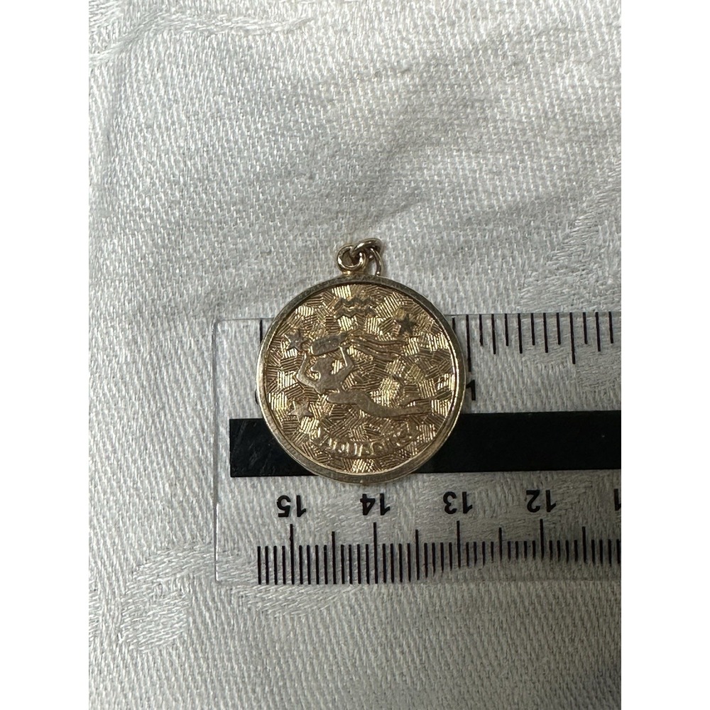 Vintage Sarah Coventry Aquarius Zodiac Pendant Gold Tone Astrology Charm 1" - Picture 7 of 7